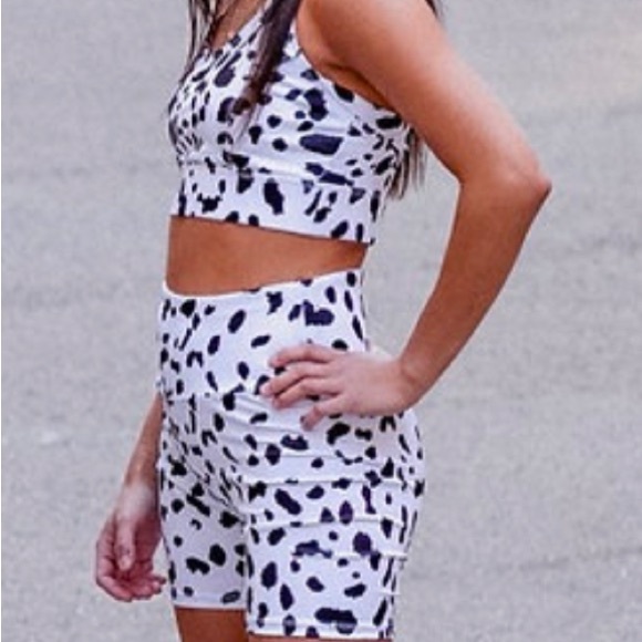 Leop print sports bra and biker shorts set - Picture 2 of 6